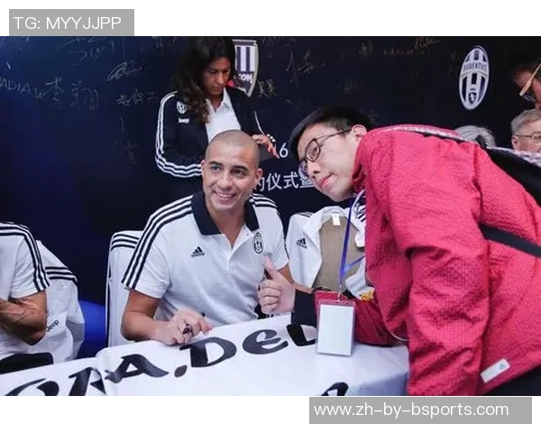 足球巨星收到中国球迷赠送的独特礼物展现深厚情谊和文化交流 足球巨星收到中国球迷赠送的独特礼物展现深厚情谊和文化交流